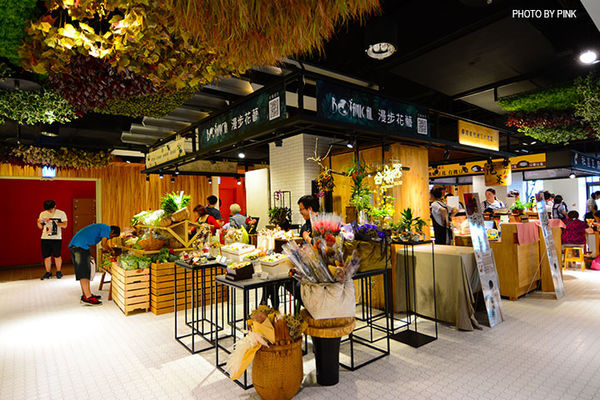 【台中西區】第六市場。第一間開在百貨公司的菜市場，買菜不流汗，也太幸福了!