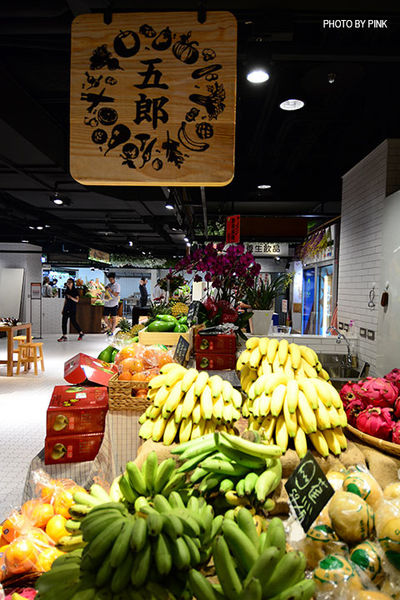 【台中西區】第六市場。第一間開在百貨公司的菜市場，買菜不流汗，也太幸福了!