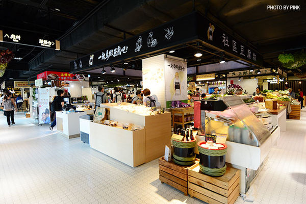 【台中西區】第六市場。第一間開在百貨公司的菜市場，買菜不流汗，也太幸福了!