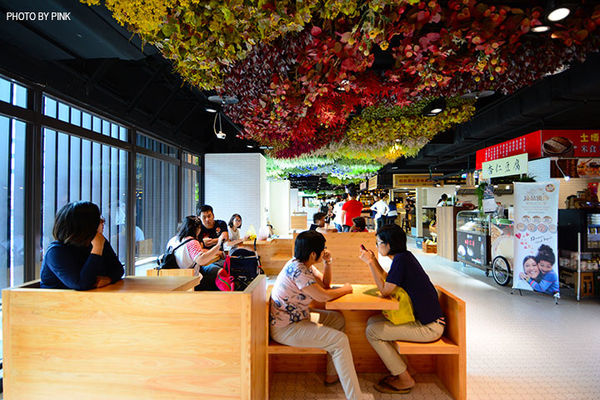 【台中西區】第六市場。第一間開在百貨公司的菜市場，買菜不流汗，也太幸福了!