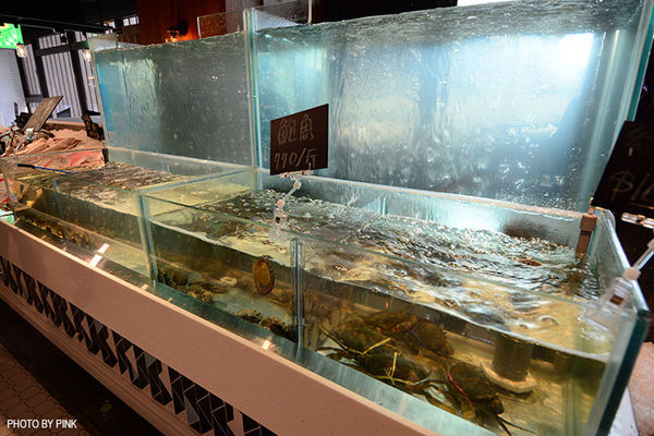 【台中西區】第六市場。第一間開在百貨公司的菜市場，買菜不流汗，也太幸福了!