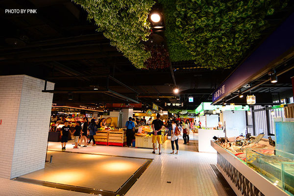 【台中西區】第六市場。第一間開在百貨公司的菜市場，買菜不流汗，也太幸福了!