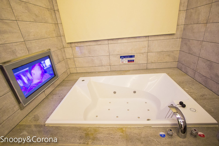 【台中住宿】台中親子住宿｜雲河概念旅館～泳池、KTV、按摩浴缸、沙坑，貼心提供宵夜吃到飽