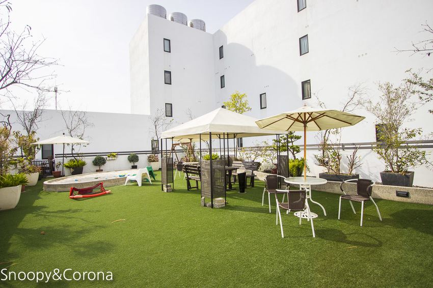 【台中住宿】台中親子住宿｜雲河概念旅館～泳池、KTV、按摩浴缸、沙坑，貼心提供宵夜吃到飽