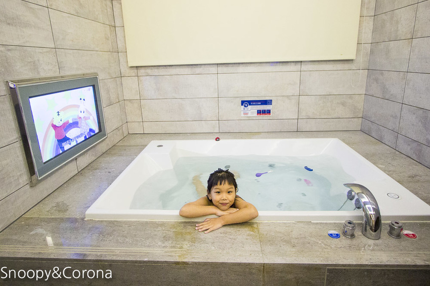 【台中住宿】台中親子住宿｜雲河概念旅館～泳池、KTV、按摩浴缸、沙坑，貼心提供宵夜吃到飽