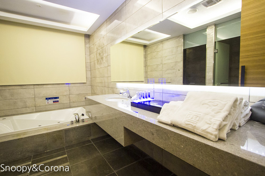 【台中住宿】台中親子住宿｜雲河概念旅館～泳池、KTV、按摩浴缸、沙坑，貼心提供宵夜吃到飽