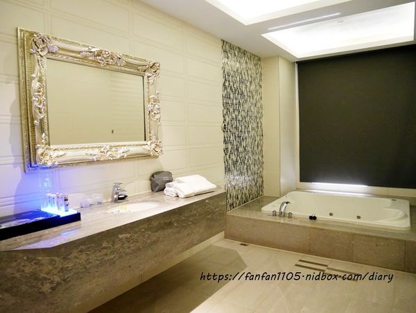 【台中住宿】雲河概念旅館【U-her Hotel】#頂樓空中花園 #親子沙坑 #蒸氣浴 #早餐宵夜吃到飽 #台中南屯 (15).JPG