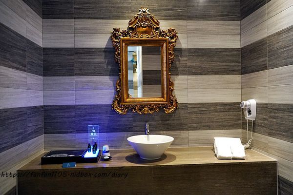 【台中住宿】雲河旗艦概念旅館 #空中花園 #沙坑 #健身房  #switch免費玩 #免費早餐宵夜無限供應 #安心旅遊補助 (6).JPG