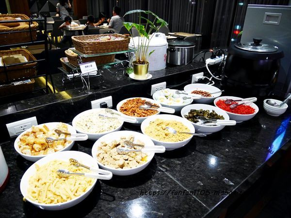 【台中住宿】雲河概念旅館【U-her Hotel】#頂樓空中花園 #親子沙坑 #蒸氣浴 #早餐宵夜吃到飽 #台中南屯 (32).JPG