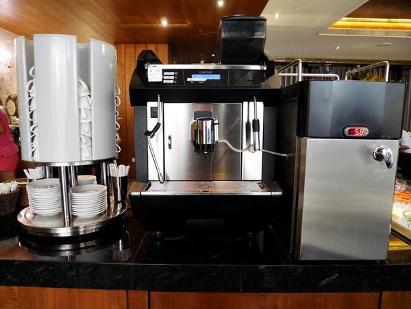 【台中住宿】雲河概念旅館【U-her Hotel】#頂樓空中花園 #親子沙坑 #蒸氣浴 #早餐宵夜吃到飽 #台中南屯 (28).JPG