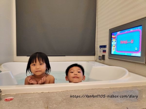 【台中住宿】雲河概念旅館【U-her Hotel】#頂樓空中花園 #親子沙坑 #蒸氣浴 #早餐宵夜吃到飽 #台中南屯 (4).jpg