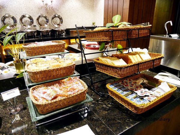 【台中住宿】雲河概念旅館【U-her Hotel】#頂樓空中花園 #親子沙坑 #蒸氣浴 #早餐宵夜吃到飽 #台中南屯 (23).JPG