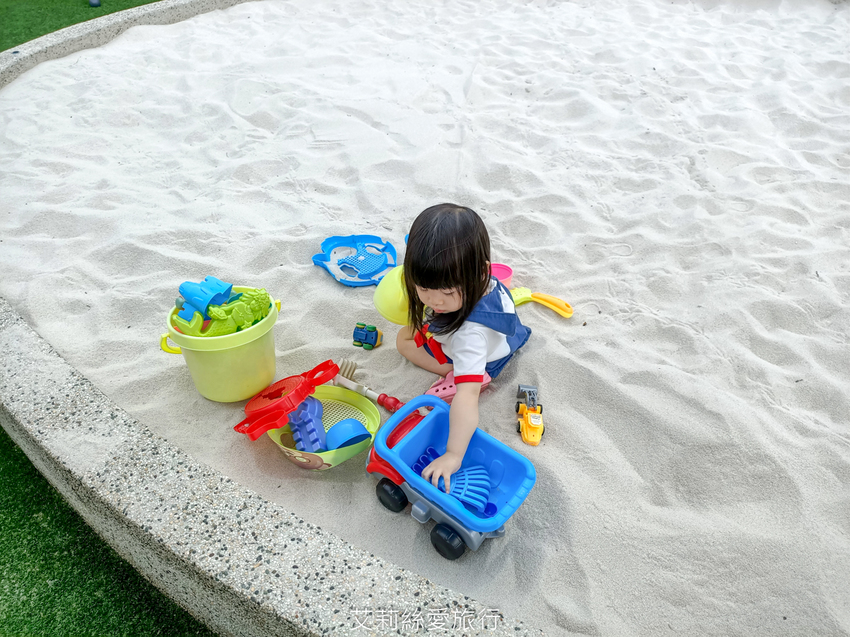台中住宿》雲河概念旅館 超美空中花園溜小孩搖椅吹風欣賞美景 親子飯店推薦 - 艾莉絲愛旅行