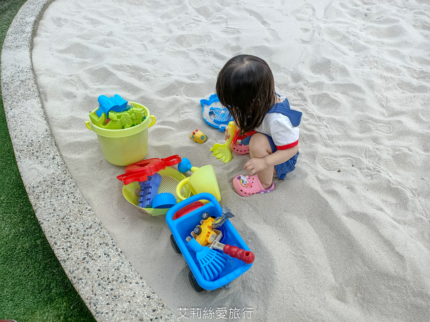 台中住宿》雲河概念旅館 超美空中花園溜小孩搖椅吹風欣賞美景 親子飯店推薦 - 艾莉絲愛旅行