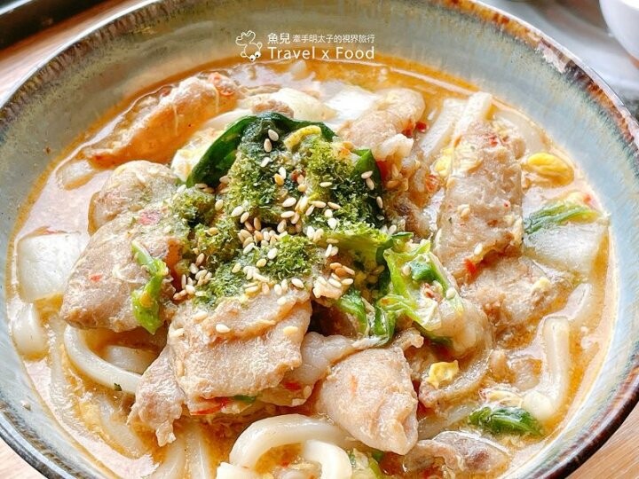 懷舊復古小食堂。冷熱甜品，暖胃飯麵，既賣餐也賣冰，好拍好吃，價格親民～綠町冰室