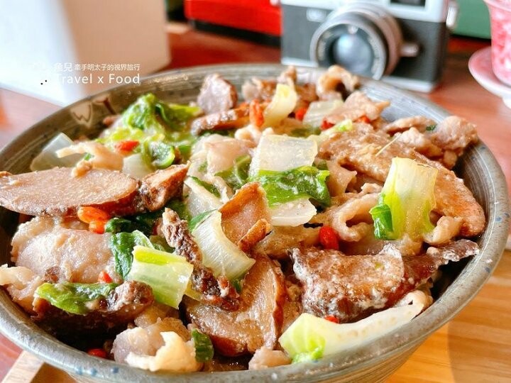 懷舊復古小食堂。冷熱甜品，暖胃飯麵，既賣餐也賣冰，好拍好吃，價格親民～綠町冰室