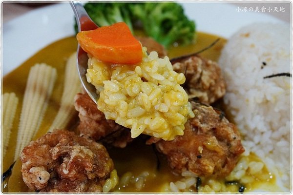 咖哩魚夫 Arowana Curry： 台中西屯』咖哩魚夫║逢甲夜市巷弄美食，手作濃郁炸物咖哩系列，味噌湯、紅茶無限暢飲(每日特餐9折 外帶五份以上9折)