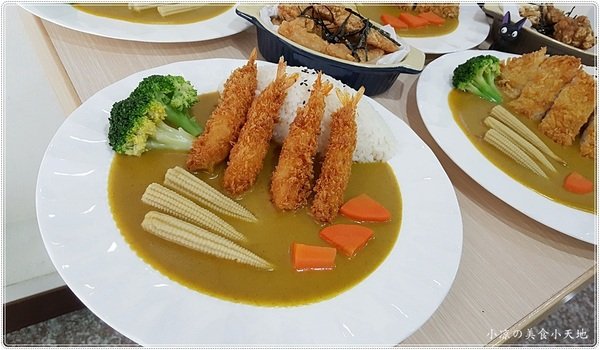 咖哩魚夫 Arowana Curry： 台中西屯』咖哩魚夫║逢甲夜市巷弄美食，手作濃郁炸物咖哩系列，味噌湯、紅茶無限暢飲(每日特餐9折 外帶五份以上9折)