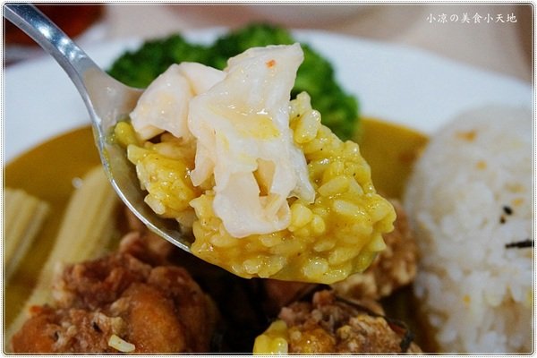 咖哩魚夫 Arowana Curry： 台中西屯』咖哩魚夫║逢甲夜市巷弄美食，手作濃郁炸物咖哩系列，味噌湯、紅茶無限暢飲(每日特餐9折 外帶五份以上9折)