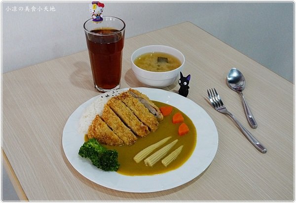 咖哩魚夫 Arowana Curry： 台中西屯』咖哩魚夫║逢甲夜市巷弄美食，手作濃郁炸物咖哩系列，味噌湯、紅茶無限暢飲(每日特餐9折 外帶五份以上9折)