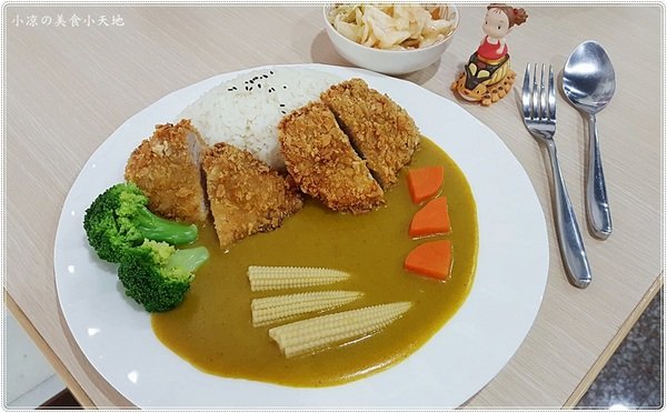 咖哩魚夫 Arowana Curry： 台中西屯』咖哩魚夫║逢甲夜市巷弄美食，手作濃郁炸物咖哩系列，味噌湯、紅茶無限暢飲(每日特餐9折 外帶五份以上9折)