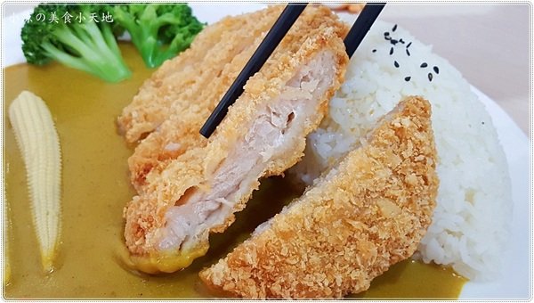 咖哩魚夫 Arowana Curry： 台中西屯』咖哩魚夫║逢甲夜市巷弄美食，手作濃郁炸物咖哩系列，味噌湯、紅茶無限暢飲(每日特餐9折 外帶五份以上9折)