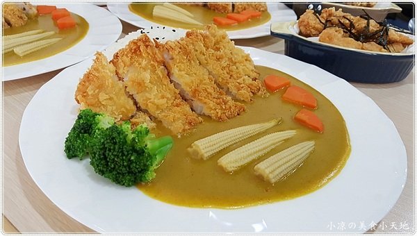 咖哩魚夫 Arowana Curry： 台中西屯』咖哩魚夫║逢甲夜市巷弄美食，手作濃郁炸物咖哩系列，味噌湯、紅茶無限暢飲(每日特餐9折 外帶五份以上9折)