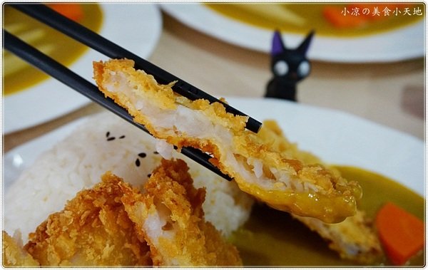 咖哩魚夫 Arowana Curry： 台中西屯』咖哩魚夫║逢甲夜市巷弄美食，手作濃郁炸物咖哩系列，味噌湯、紅茶無限暢飲(每日特餐9折 外帶五份以上9折)