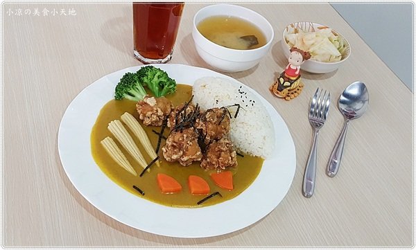 咖哩魚夫 Arowana Curry： 台中西屯』咖哩魚夫║逢甲夜市巷弄美食，手作濃郁炸物咖哩系列，味噌湯、紅茶無限暢飲(每日特餐9折 外帶五份以上9折)