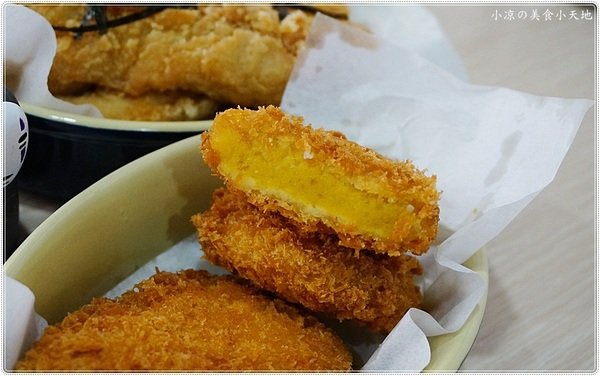 咖哩魚夫 Arowana Curry： 台中西屯』咖哩魚夫║逢甲夜市巷弄美食，手作濃郁炸物咖哩系列，味噌湯、紅茶無限暢飲(每日特餐9折 外帶五份以上9折)