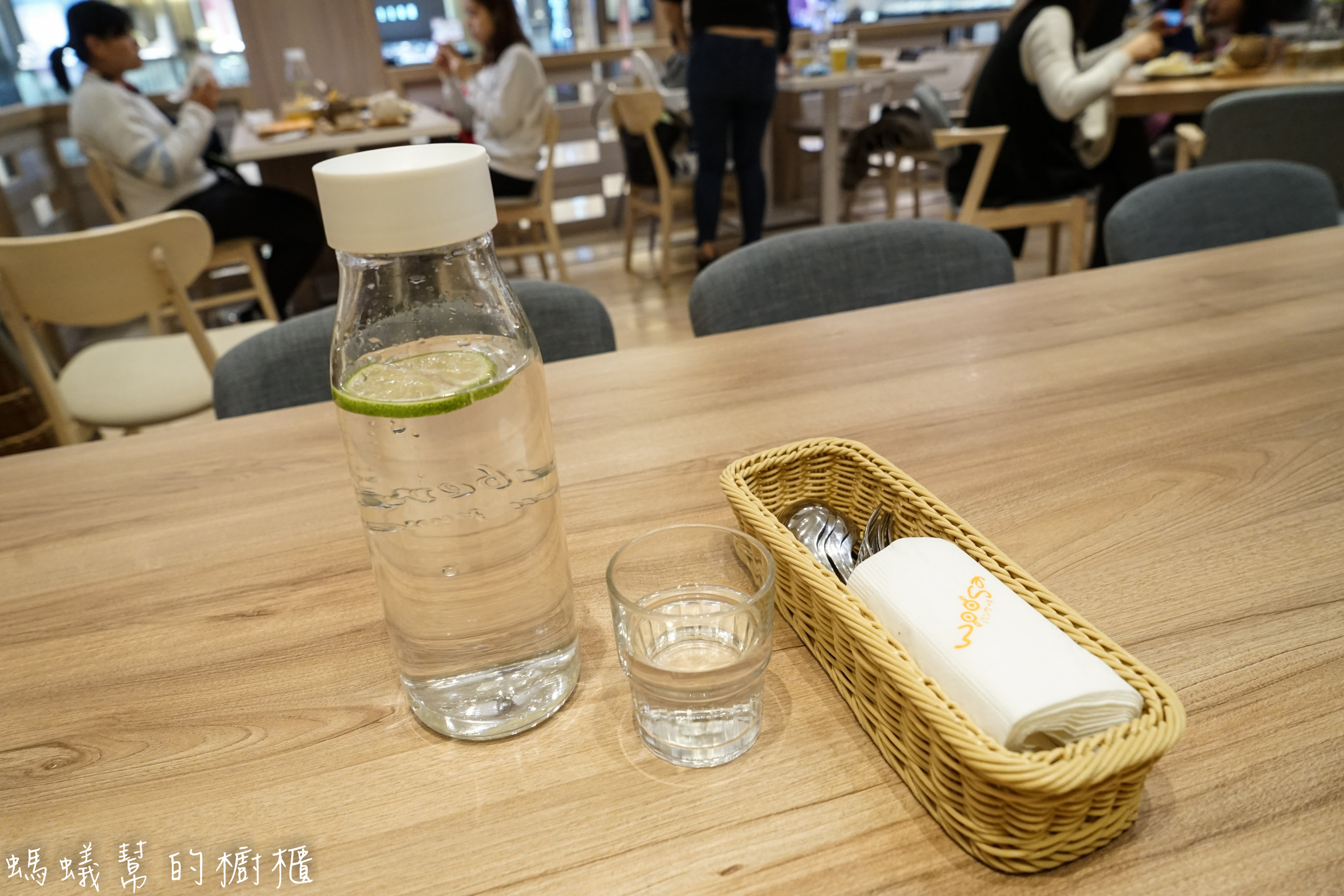 Woosa屋莎鬆餅屋(台中遠百店)|季節限定超濃厚抹茶雲朵鬆餅！輕柔口感入口即化，抹茶風韻迷人。 - 螞蟻幫的櫥櫃