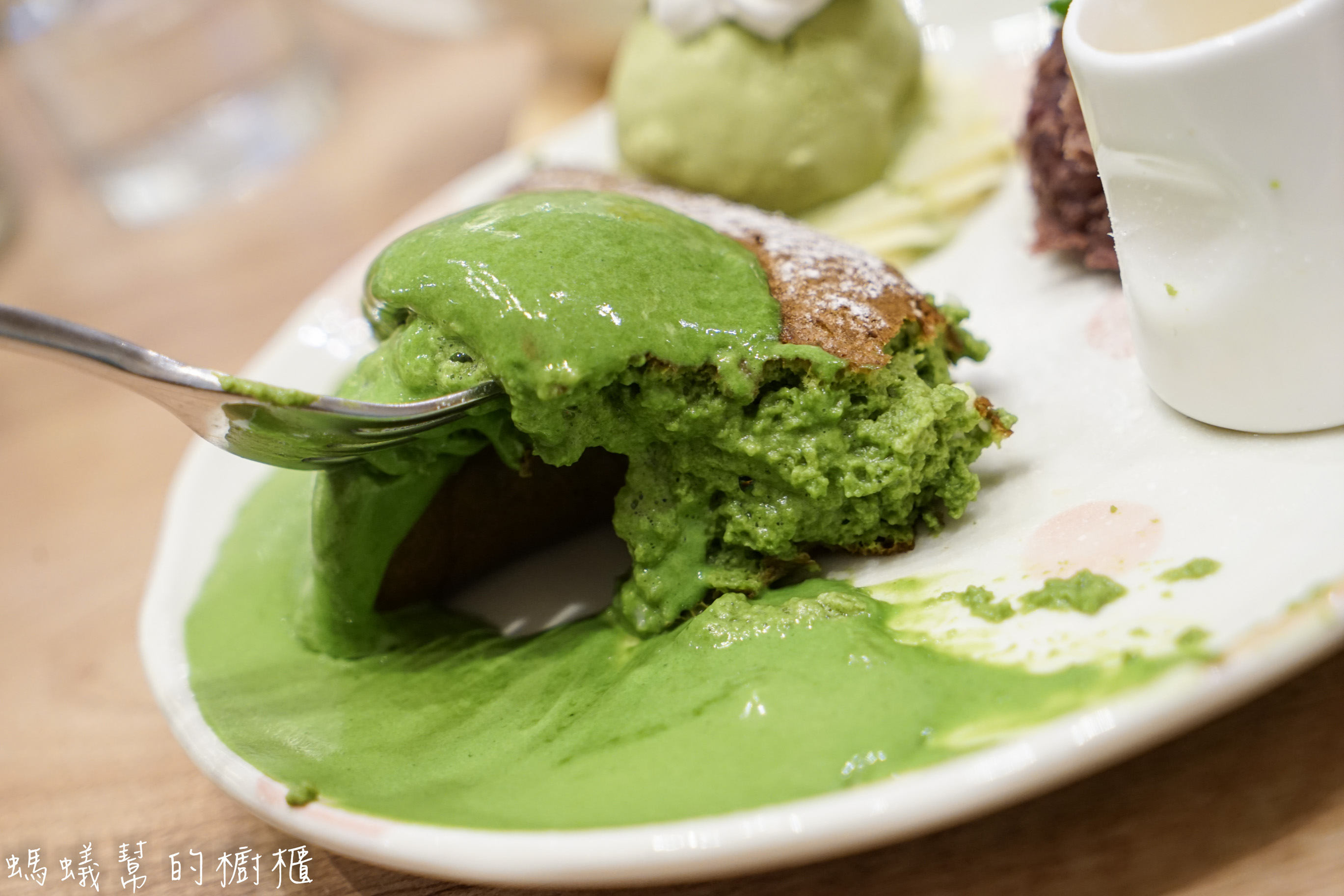 Woosa屋莎鬆餅屋(台中遠百店)|季節限定超濃厚抹茶雲朵鬆餅！輕柔口感入口即化，抹茶風韻迷人。 - 螞蟻幫的櫥櫃