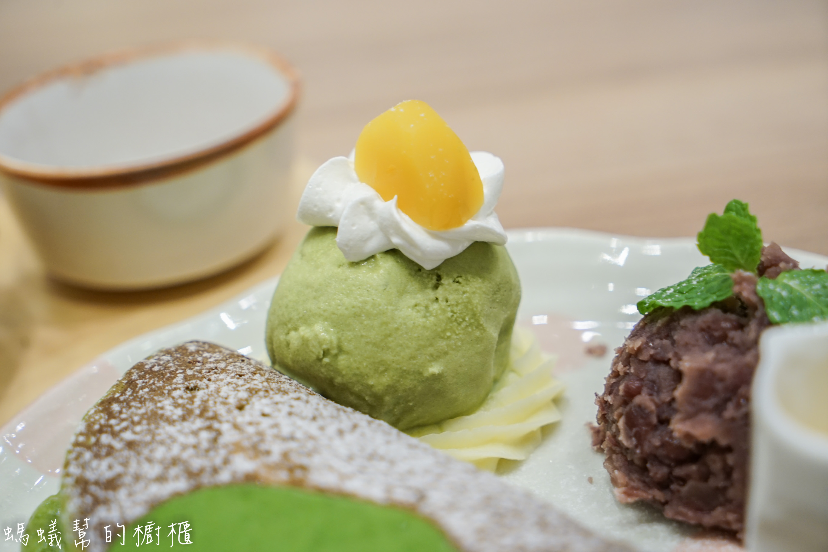 Woosa屋莎鬆餅屋(台中遠百店)|季節限定超濃厚抹茶雲朵鬆餅！輕柔口感入口即化，抹茶風韻迷人。 - 螞蟻幫的櫥櫃