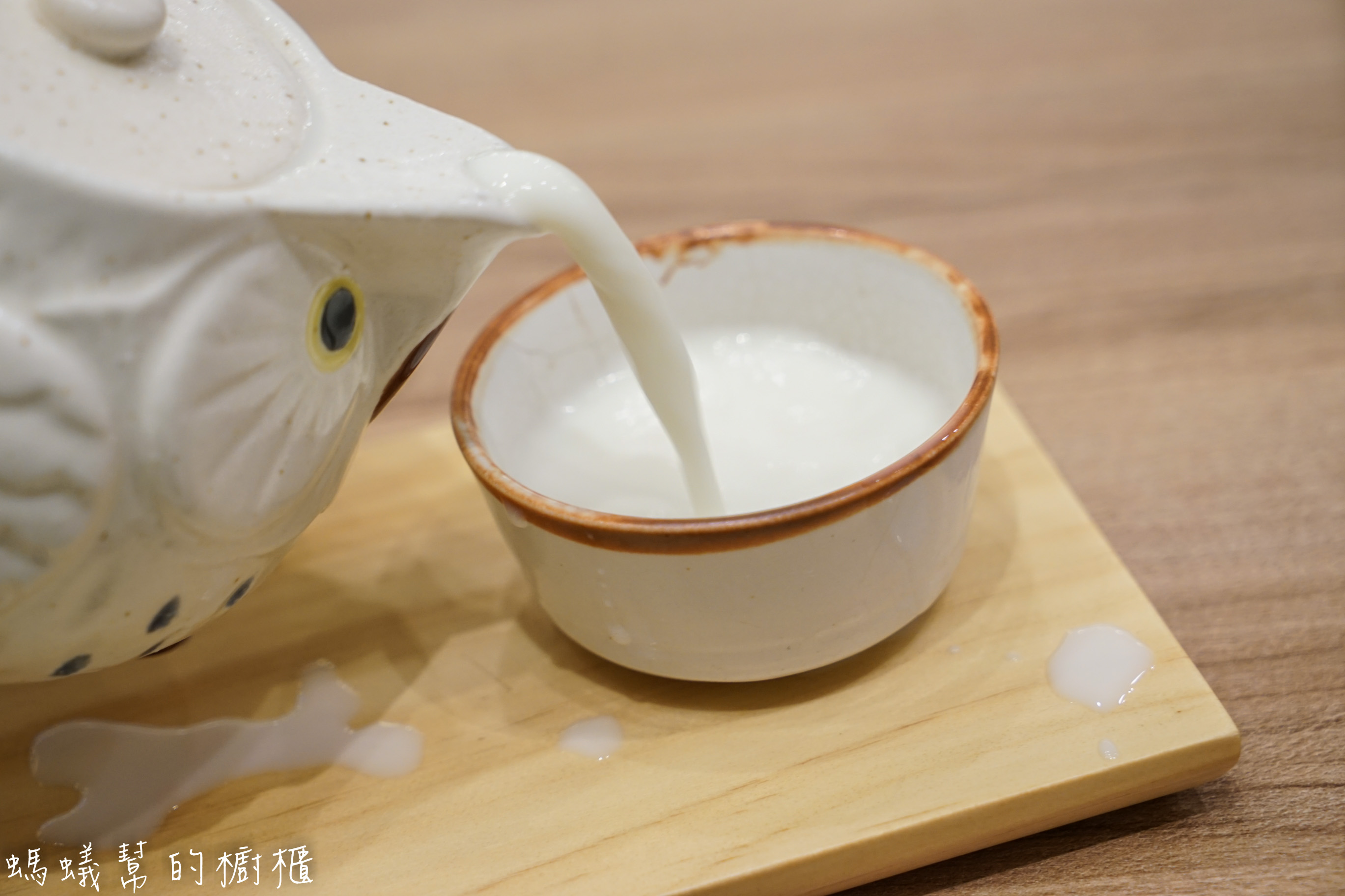 Woosa屋莎鬆餅屋(台中遠百店)|季節限定超濃厚抹茶雲朵鬆餅！輕柔口感入口即化，抹茶風韻迷人。 - 螞蟻幫的櫥櫃