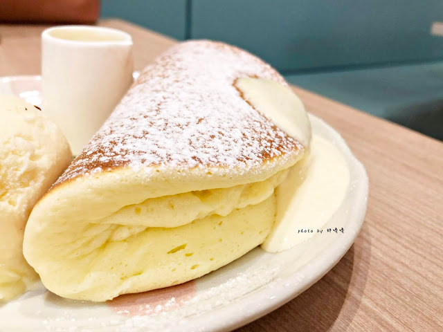【台中 西區】Woosaパンケーキ 屋莎鬆餅屋✨✨大遠百三樓，每小時限量20份，藍帶級「雲の鬆餅」不是隨便說說，從上桌到入口，那感動、那滋味，回味再三💓💓💓