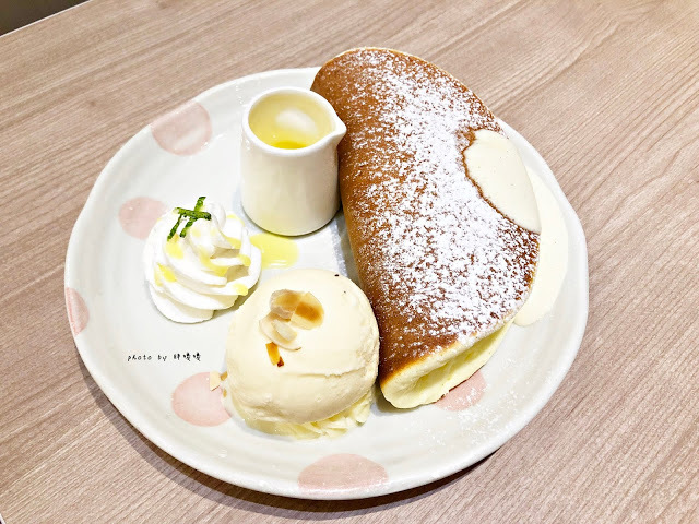 【台中 西區】Woosaパンケーキ 屋莎鬆餅屋✨✨大遠百三樓，每小時限量20份，藍帶級「雲の鬆餅」不是隨便說說，從上桌到入口，那感動、那滋味，回味再三💓💓💓