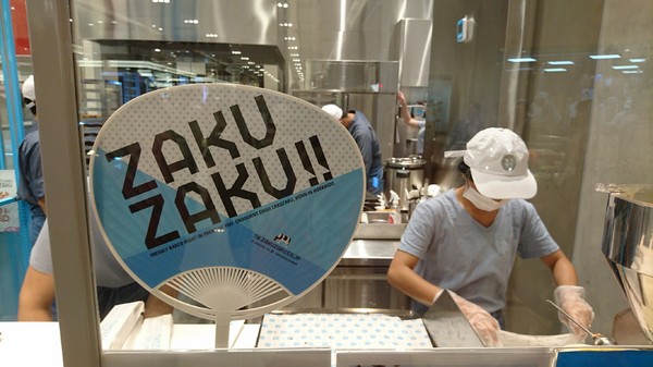 ZAKUZAKU棒棒泡芙：高雄漢神巨蛋~ZAKUZAKU棒棒泡芙~期間限定巧克力棒棒泡芙~人氣排隊甜點~