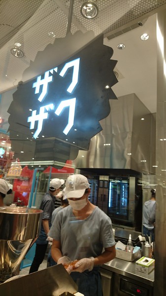 ZAKUZAKU棒棒泡芙：高雄漢神巨蛋~ZAKUZAKU棒棒泡芙~期間限定巧克力棒棒泡芙~人氣排隊甜點~