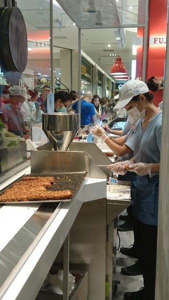 ZAKUZAKU棒棒泡芙：高雄漢神巨蛋~ZAKUZAKU棒棒泡芙~期間限定巧克力棒棒泡芙~人氣排隊甜點~