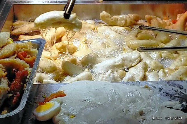 「艋舺夜市東港旗魚黑輪」(Sword fish fried Oden), Banka night market, Taipei, Taiwan, SJKen, Apr 2, 2021.
