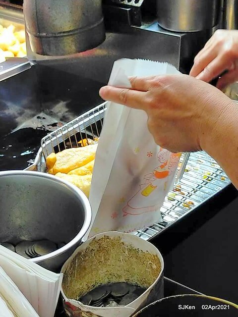 「艋舺夜市東港旗魚黑輪」(Sword fish fried Oden), Banka night market, Taipei, Taiwan, SJKen, Apr 2, 2021.