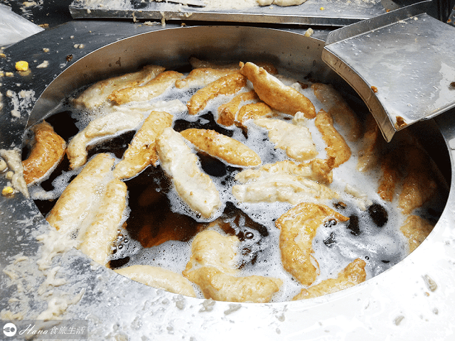 【台北萬華】東港旗魚黑輪 | 廣州街夜市(艋舺夜市)必吃美食 CP值超高的手拿小吃 份量大又Q彈 有包水煮蛋