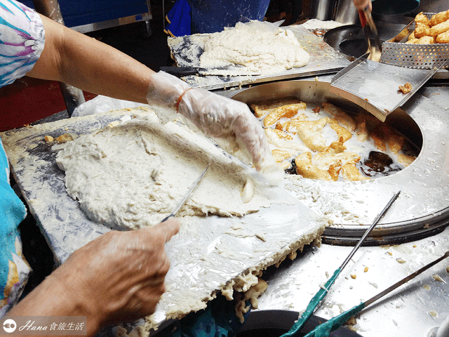 【台北萬華】東港旗魚黑輪 | 廣州街夜市(艋舺夜市)必吃美食 CP值超高的手拿小吃 份量大又Q彈 有包水煮蛋