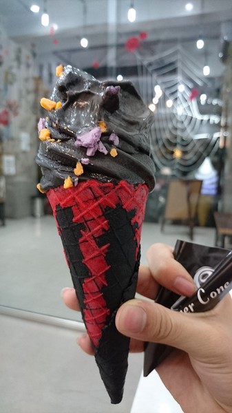 CornerCone酷礦美式手作霜淇淋:高雄~CornerCone酷礦美式手作霜淇淋~萬聖節限定黑暗系鬼怪~不給冰就搗蛋創意冰品~IG打卡熱點~ CornerCone酷礦美式手作霜淇淋:高雄~CornerCone酷礦美式手作霜淇淋~萬聖節限定黑暗系鬼怪~不給冰就搗蛋創意冰品~IG打卡熱點~