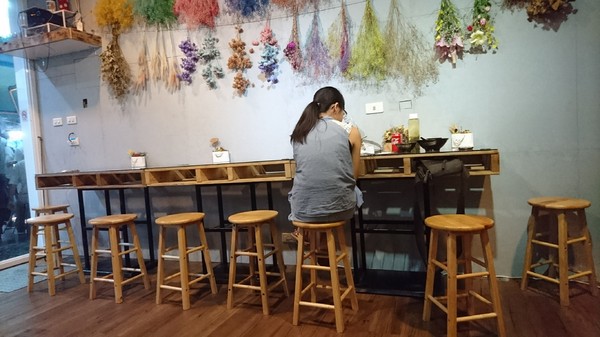 丼口食堂：高雄~丼口食堂~挑戰大胃王相撲丼一碗兩種享受~征服饕客的味蕾~少女心的乾燥花拍不停~正餐宵夜的好餐廳~