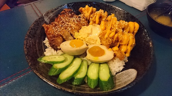 丼口食堂：高雄~丼口食堂~挑戰大胃王相撲丼一碗兩種享受~征服饕客的味蕾~少女心的乾燥花拍不停~正餐宵夜的好餐廳~