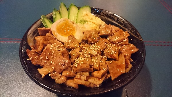 丼口食堂：高雄~丼口食堂~挑戰大胃王相撲丼一碗兩種享受~征服饕客的味蕾~少女心的乾燥花拍不停~正餐宵夜的好餐廳~