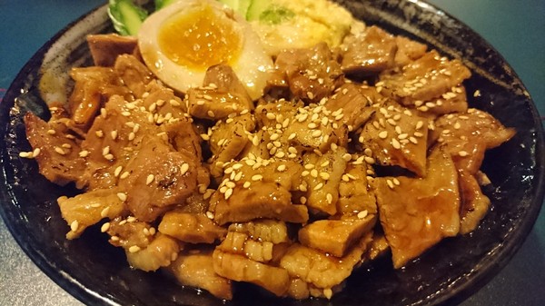 丼口食堂：高雄~丼口食堂~挑戰大胃王相撲丼一碗兩種享受~征服饕客的味蕾~少女心的乾燥花拍不停~正餐宵夜的好餐廳~