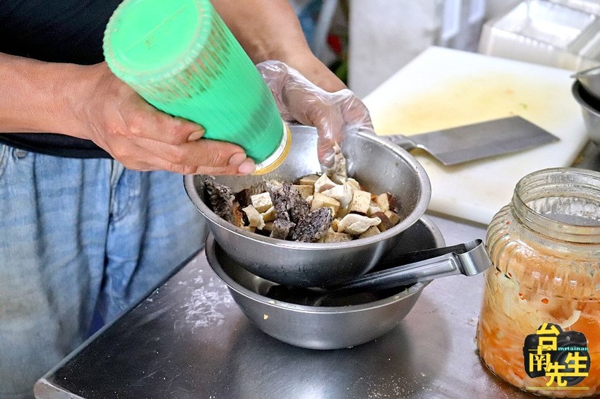 台南鹽水雞／傍晚才營業只賣4小時／每天一開店就排隊／限量供應晚來吃不到／當天備料不賣隔夜貨／獨家配料自製醃洋蔥