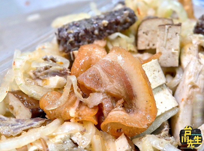 台南鹽水雞／傍晚才營業只賣4小時／每天一開店就排隊／限量供應晚來吃不到／當天備料不賣隔夜貨／獨家配料自製醃洋蔥